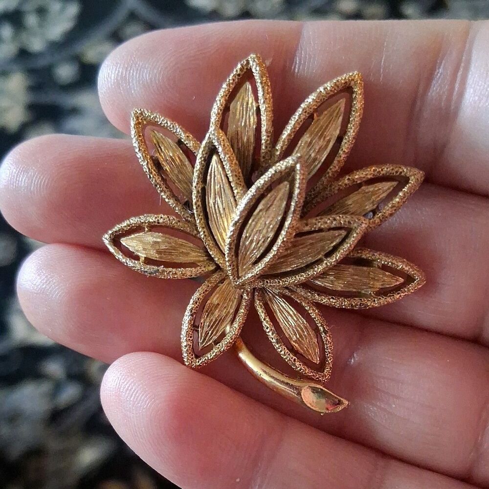 Vintage AVON 1971 "Precious Pretenders" Gold Tone Stylized Flower Brooch